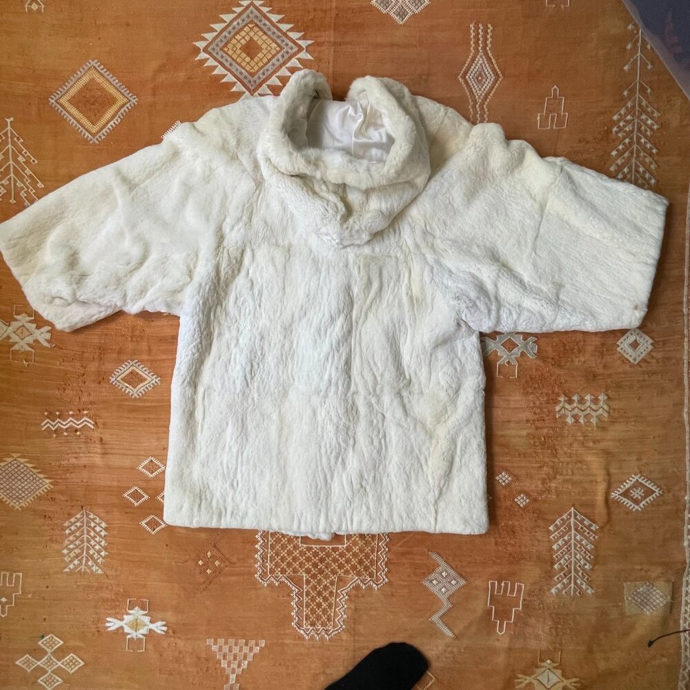 Vintage White Fur Hooded Coat – Oversized Short Sleeve Plush Winter Jacket L-XL - Picture 7 of 8